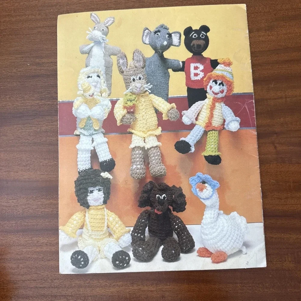 Leisure Arts Leaflet 136 – Toys & Puppets to Knit & Crochet (1978) – 18 Patterns